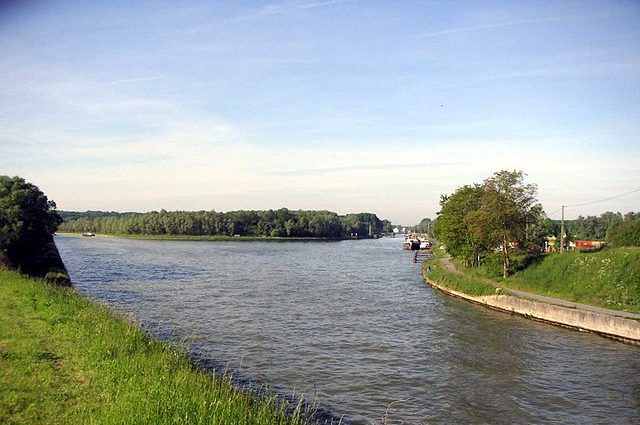 Fluss in Frankreich zur Entspannung und Erholung.