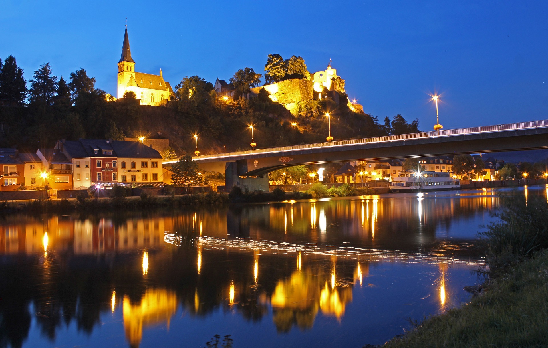 Flusskreuzfahrten an der Saar mit schönen Burgen