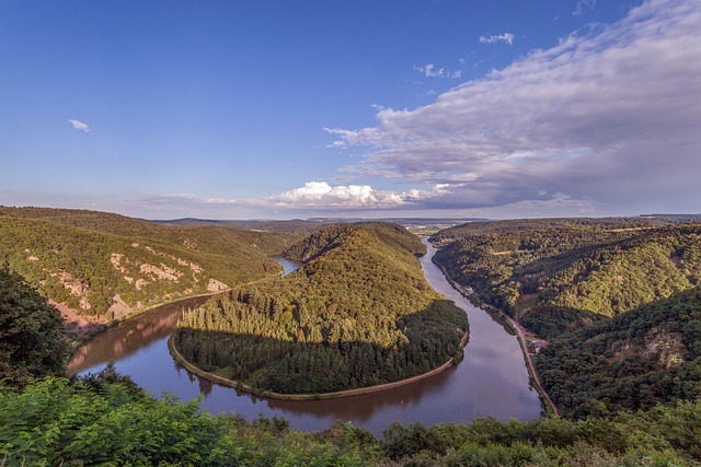 Durchfahren Sie die Saarschleife bei einer Flusskreuzfahrt