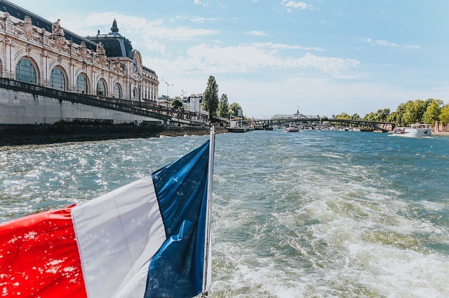 Die Stadt der Liebe von der Seine aus