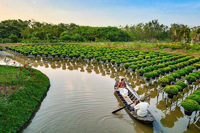 MS LA MARGUERITE kreuzt auf einem vietnamesischen Fluss, umgeben von tropischer Landschaft und traditioneller Architektur