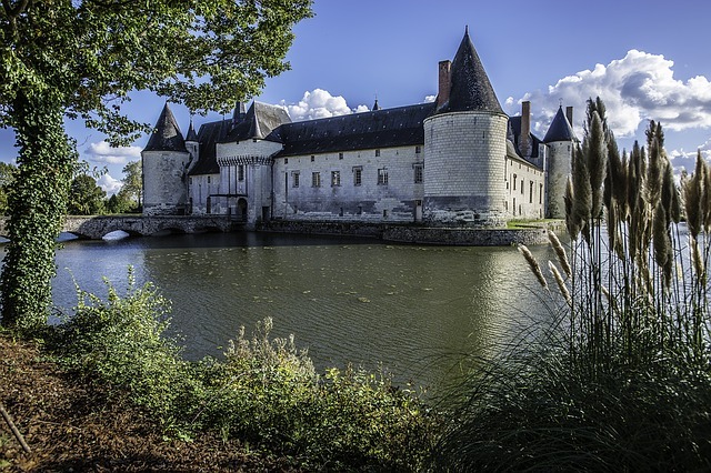 Reisen Sie auf der Loire Schloss am Fluss