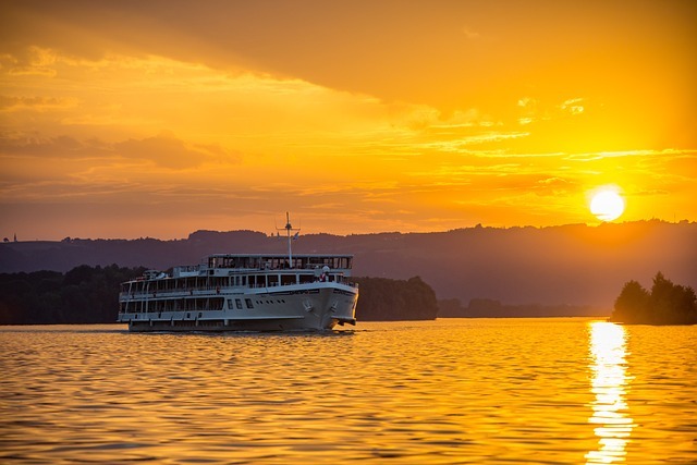 Peene Reisen auf dem Fluss Ein Boot auf dem Wasser im Sonnenaufgang