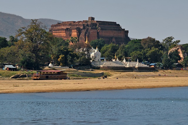 Irrawaddy Tempel Ausflüge Irrawaddy, in Myanmar Flusskreuzfahrten Ausflüge Flus, Tempel