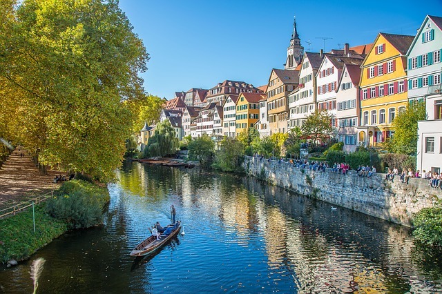 Neckar kleine Stadt Ein Fluss mit einem Boot und einer Burg im Hintergrund