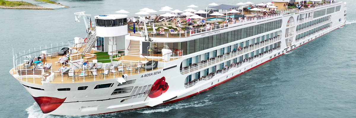 Flussschiff A-ROSA SENA auf dem Rhein bei Sonnenschein – modernes Kreuzfahrtschiff mit Außendeck und Panoramafenstern.