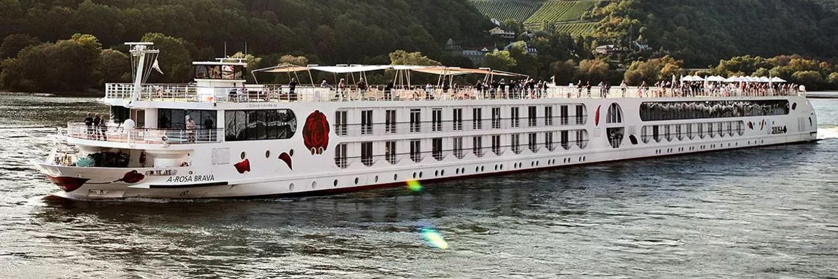 A-ROSA BRAVA Flussschiff Außenansicht mit Sonnendeck auf dem Fluss – stilvoll reisen mit Komfort und Ausblick