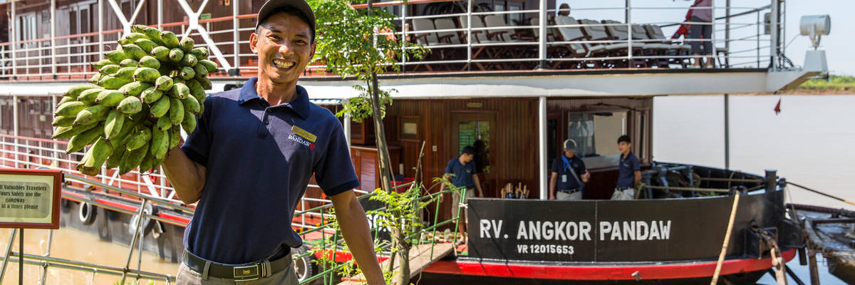 Angkor Pandaw im Hafen – Außenansicht des Flussschiffs bei Sonnenlicht