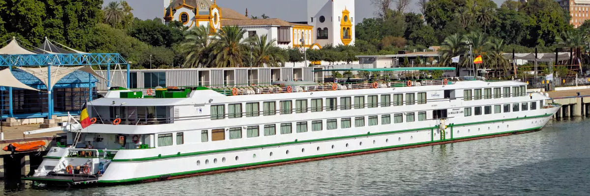 Flussschiff auf dem Guadalquivir vor Sevilla bei Sonnenschein – stilvolle Spanien-Flussreise mit Komfort erleben