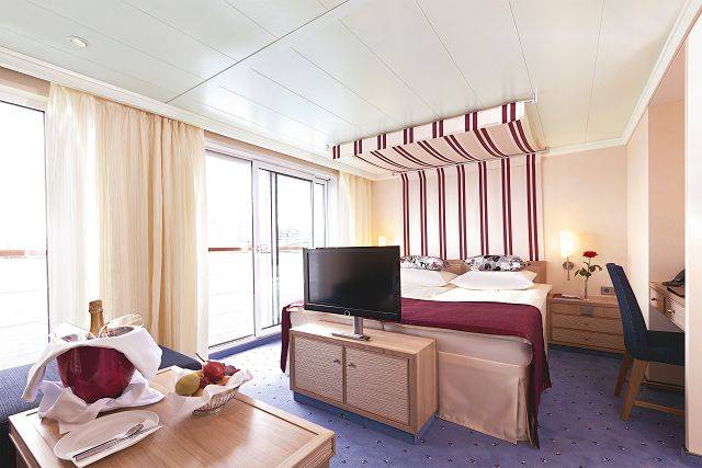 Komfortable Suite auf der A-ROSA FLORA mit Panoramablick, stilvoll eingerichtet für Flusskreuzfahrten