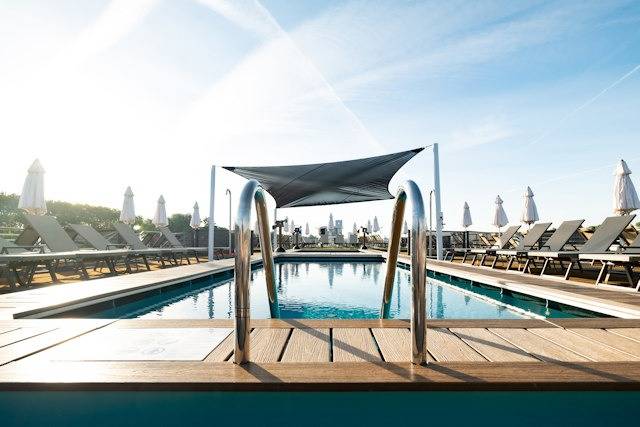 Poolerlebnis an Bord der A-ROSA RIVA mit Flussblick und entspannter Atmosphäre