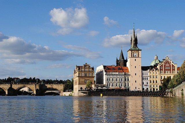 Alte Kirche auf Ihrer Flussreise an der Moldau