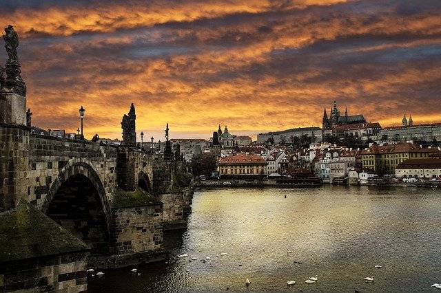 Entdeckungsreise auf dem Fluss nach Prag