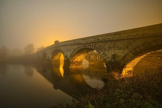 Brücke in den Morgenstunden