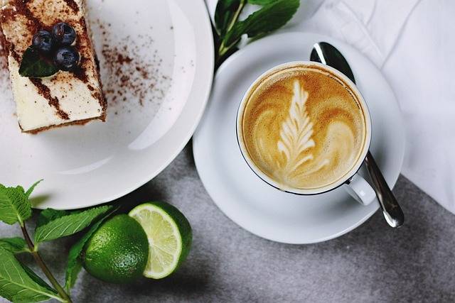 Kaffee und Kuchen auf der A-ROSA DONNA am Nachmittag genießen