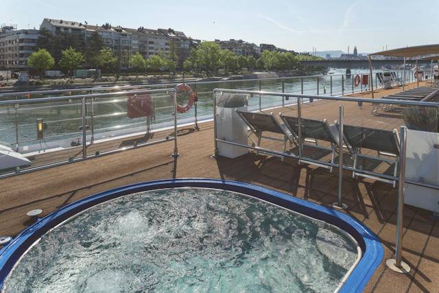 Luxuriöser Whirlpool auf dem Sonnendeck mit Flussblick genießen