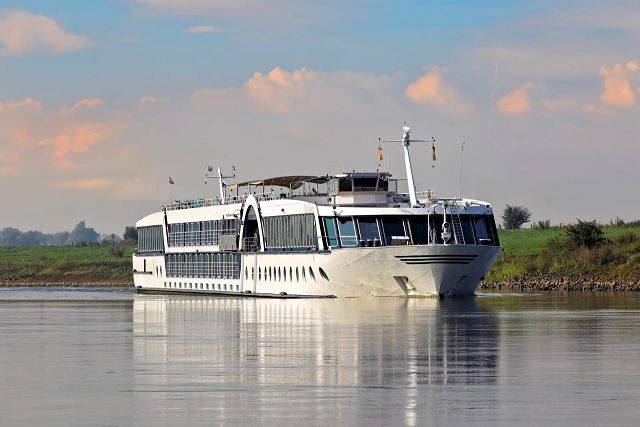 MS Dutch Grace Außenansicht auf dem Rhein – modernes Flusskreuzfahrtschiff mit großzügigem Sonnendeck und Panoramafenstern