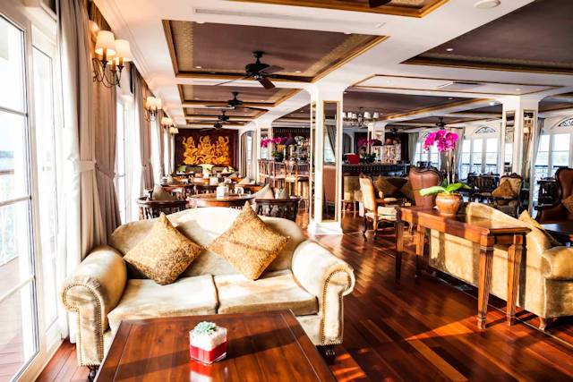 Eleganter Bar- und Loungebereich der Mekong Navigator mit stilvollem Ambiente