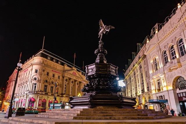 Amor der Liebesengel auf Säule mit Brunnen – A-ROSA RIVA Ausflugserlebnis