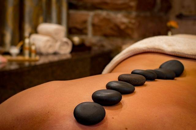 A-ROSA FLORA Massagebereich mit entspannenden Hot-Stone-Anwendungen und Wohlfühlatmosphäre an Bord