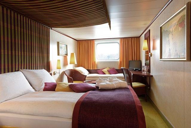 tilvoll eingerichtete 3-Bett-Kabine an Bord der A-ROSA Riva mit modernem Design und Flussblick