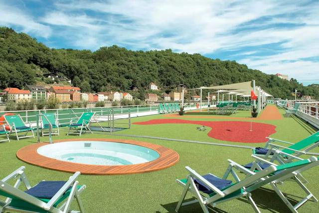 Sonnendeck mit Golfgrün und Jacuzzi