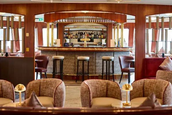 Entspannte Stunden in der stilvollen Viva Ruby Bar und Lounge genießen
