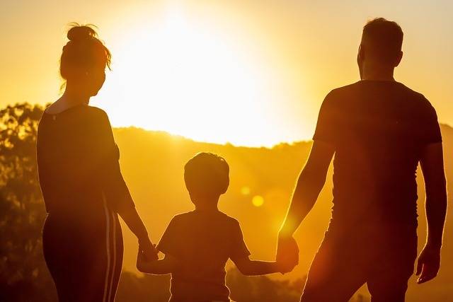 Familie auf der A-ROSA SENA genießt den Sonnenuntergang bei einer Flusskreuzfahrt voller Entspannung und Erlebnisse