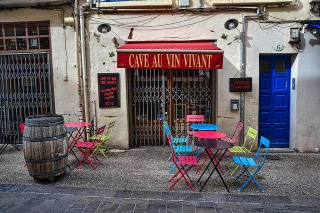 Kleines Café mit bunten Stühlen an Bord der A-ROSA CLEA, gemütlich und modern eingerichtet.