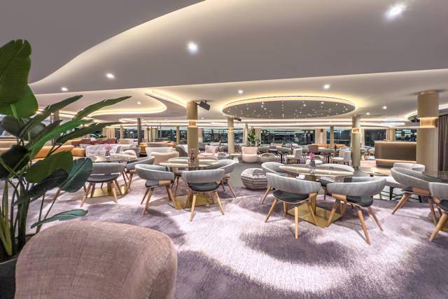 A-ROSA SENA Lounge mit stilvoller Bar für entspannte Abende auf der Donau