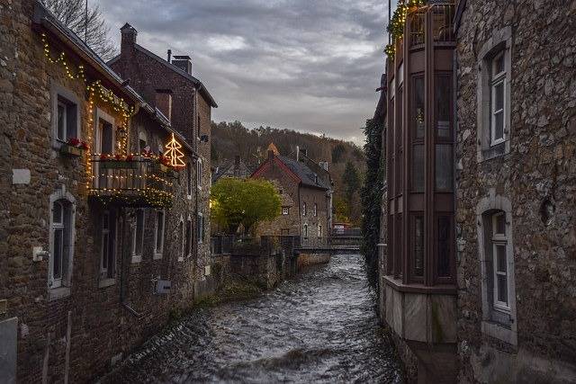 Weihnachtliche Donaukreuzfahrt mit der A-ROSA Riva bei festlicher Stimmung und Winterlandschaft