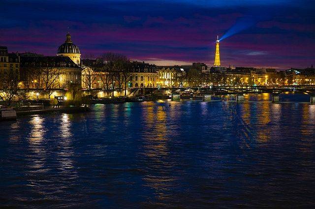 Paris Flussreisen bei Nacht