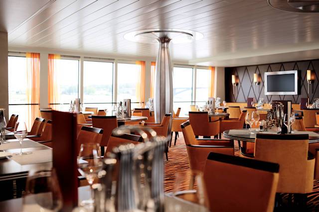 Stilvolle Bar und Lounge mit Blick auf den Fluss während der Kreuzfahrt