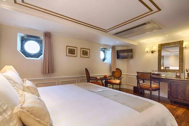 Superior Suite auf der Mekong Navigator mit stilvollem Design und Flussblick