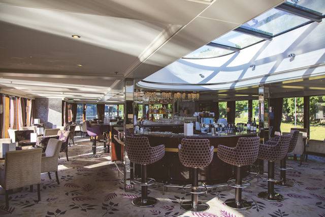 Bar und Lounge der MS A Bellucci mit Panoramablick und stilvollem Ambiente