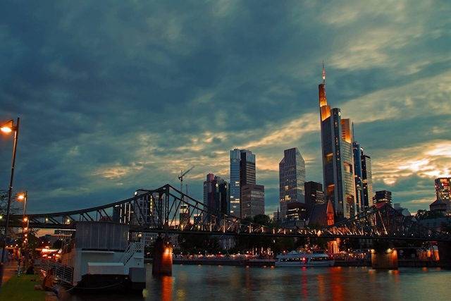 A-ROSA CLEA vor der beleuchteten Skyline Frankfurts bei Nacht auf einer exklusiven Flusskreuzfahrt