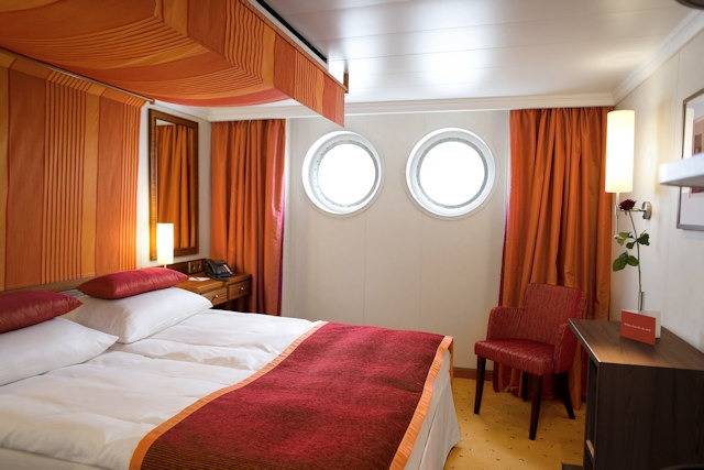 Schön eingerichtete Kabine auf dem Hauptdeck der A-ROSA BELLA mit großem Fenster und stilvollem Interieur
