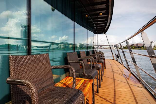 Deck der A-ROSA CLEA mit Reling, kleinen Tischen und gemütlichen Stühlen beim Blick auf den Fluss