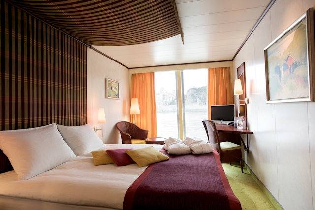 Doppelbettkabine mit Panoramafenster auf der A-ROSA MIA – komfortabel reisen mit Flussblick