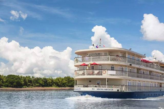 Außenansicht der Mekong Navigator von hinten bei Sonnenschein auf dem Mekong