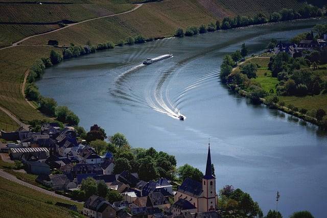 Flusslandschaft genießen