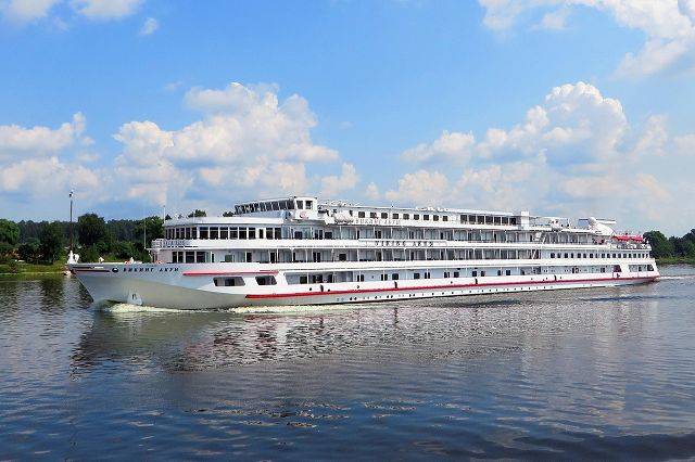 Flussschiff auf dem schönsten Fluss in Russland