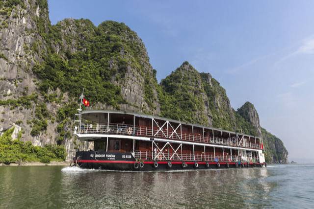 Angkor Pandaw Flussschiff auf dem Mekong bei Sonnenuntergang