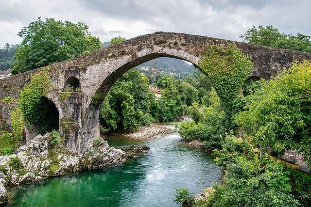 Alter Brücke Flussreisen